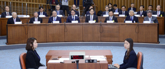 정몽구 현대자동차그룹 회장을 비롯한 재계 굴지의 총수들이 6일 오전 국회에서 열린 '박근혜 정부의 최순실 등 민간인에 의한 국정농단 의혹 사건 진상 규명을 위한 국정조사 특별위원회'에 자리하고 있다.